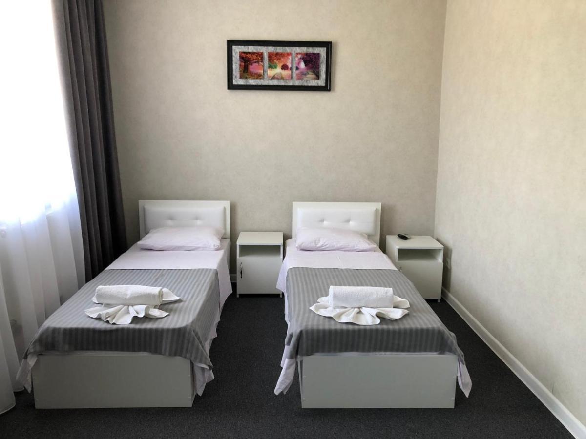 Medelean Hotel Comrat エクステリア 写真